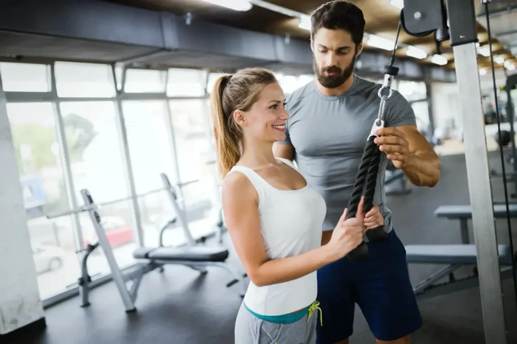 Qué estudiar para ser entrenador personal: comparativa de opciones formativas