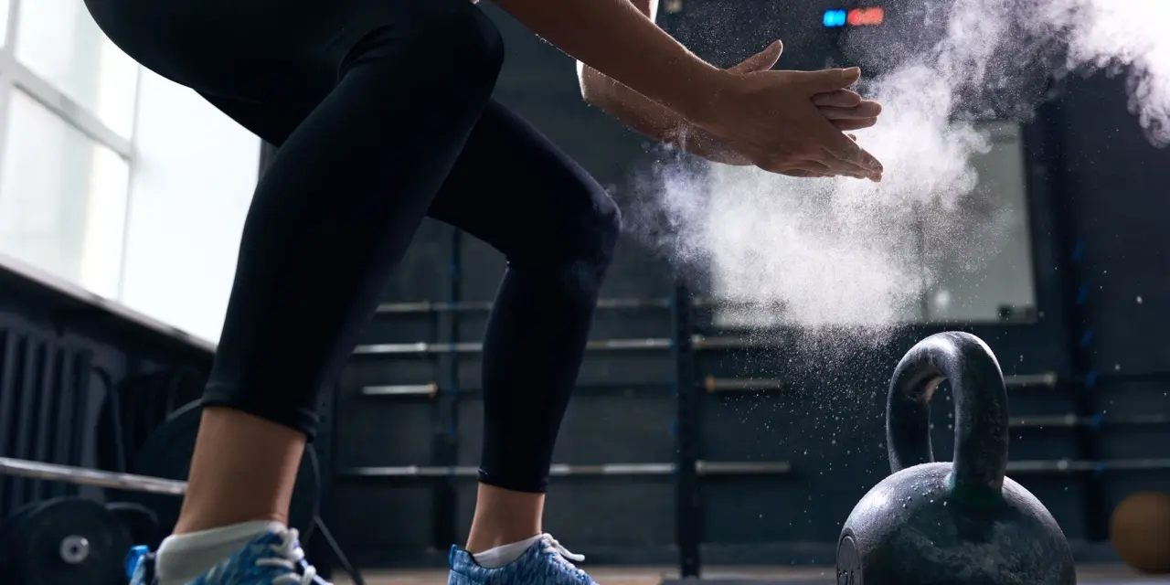 Cómo debe entrenar fuerza una mujer