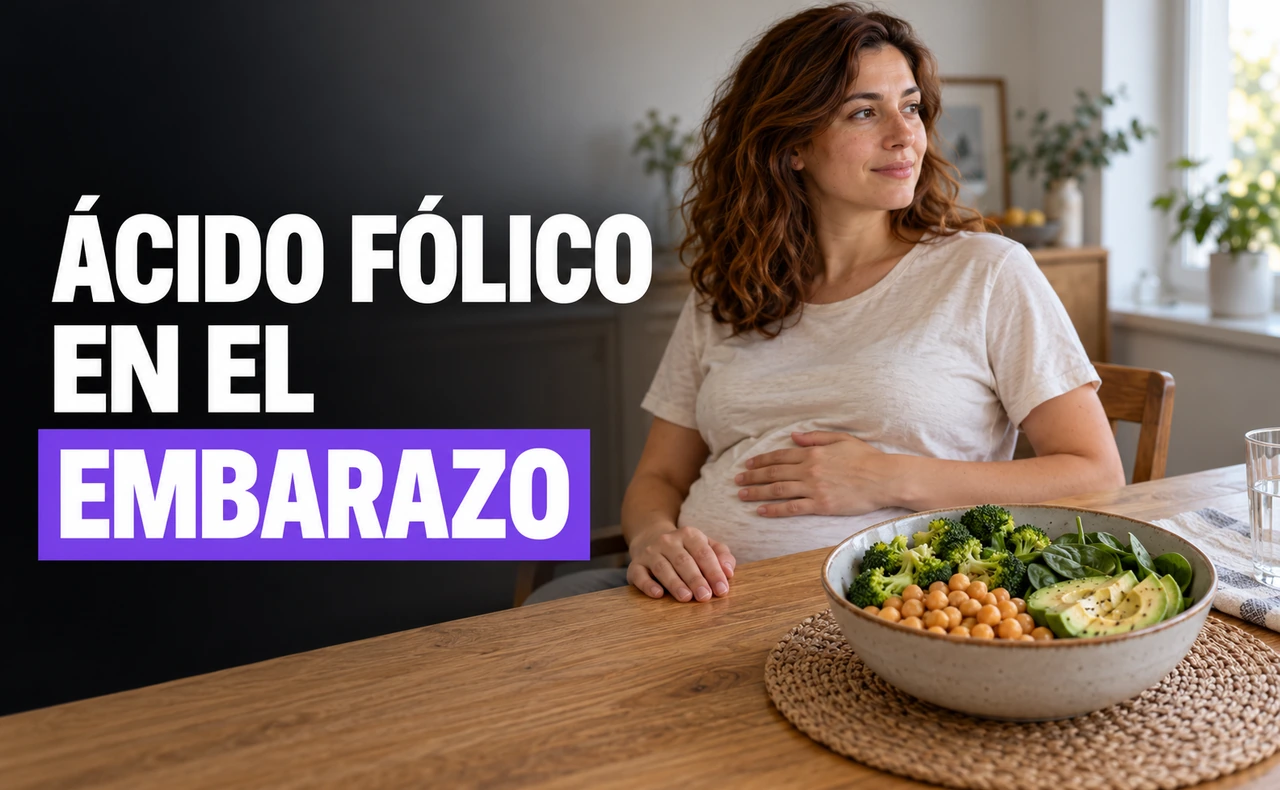 Mujer embarazada sentada ante un bol con garbanzos, brócoli, espinacas y aguacate, junto al titular «Ácido fólico en el embarazo».