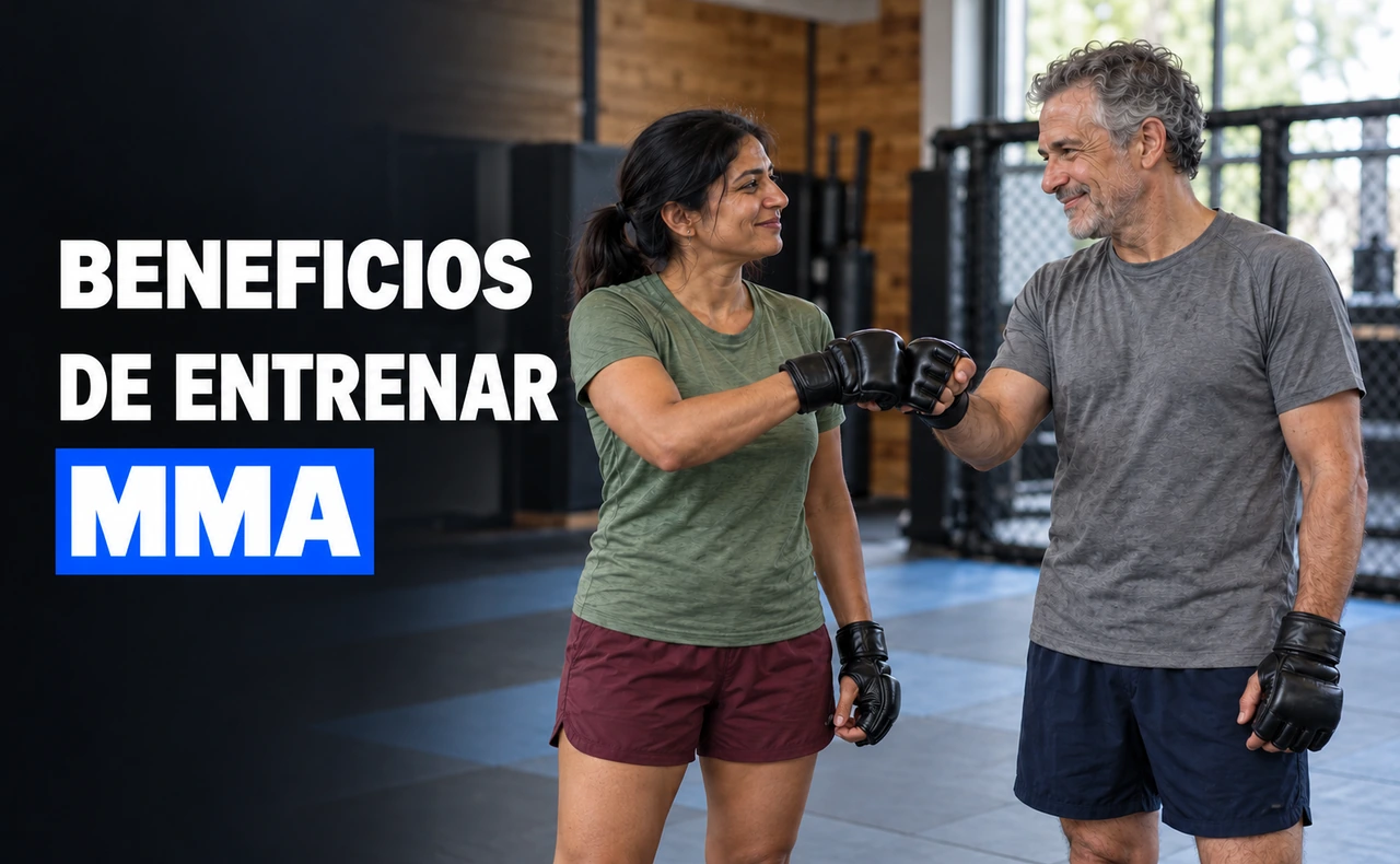 Mujer y hombre chocando sus guantes de MMA con una sonrisa en un gimnasio, con el titular «Beneficios de entrenar MMA».