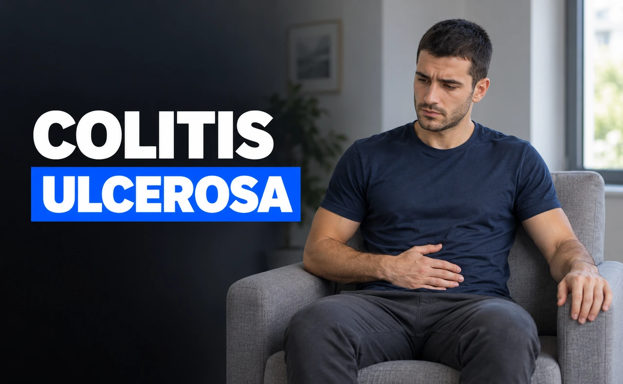 Hombre joven sentado en un sillón con una mano sobre el abdomen y otra en el reposabrazos, junto al titular «Colitis ulcerosa».