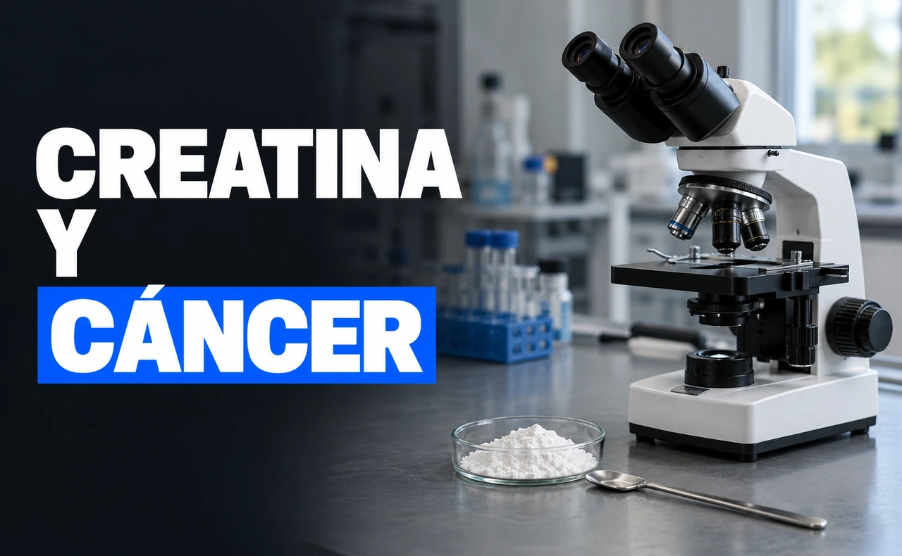 Microscopio y recipiente de vidrio con polvo blanco sobre una mesa de laboratorio, junto al titular «Creatina y cáncer».