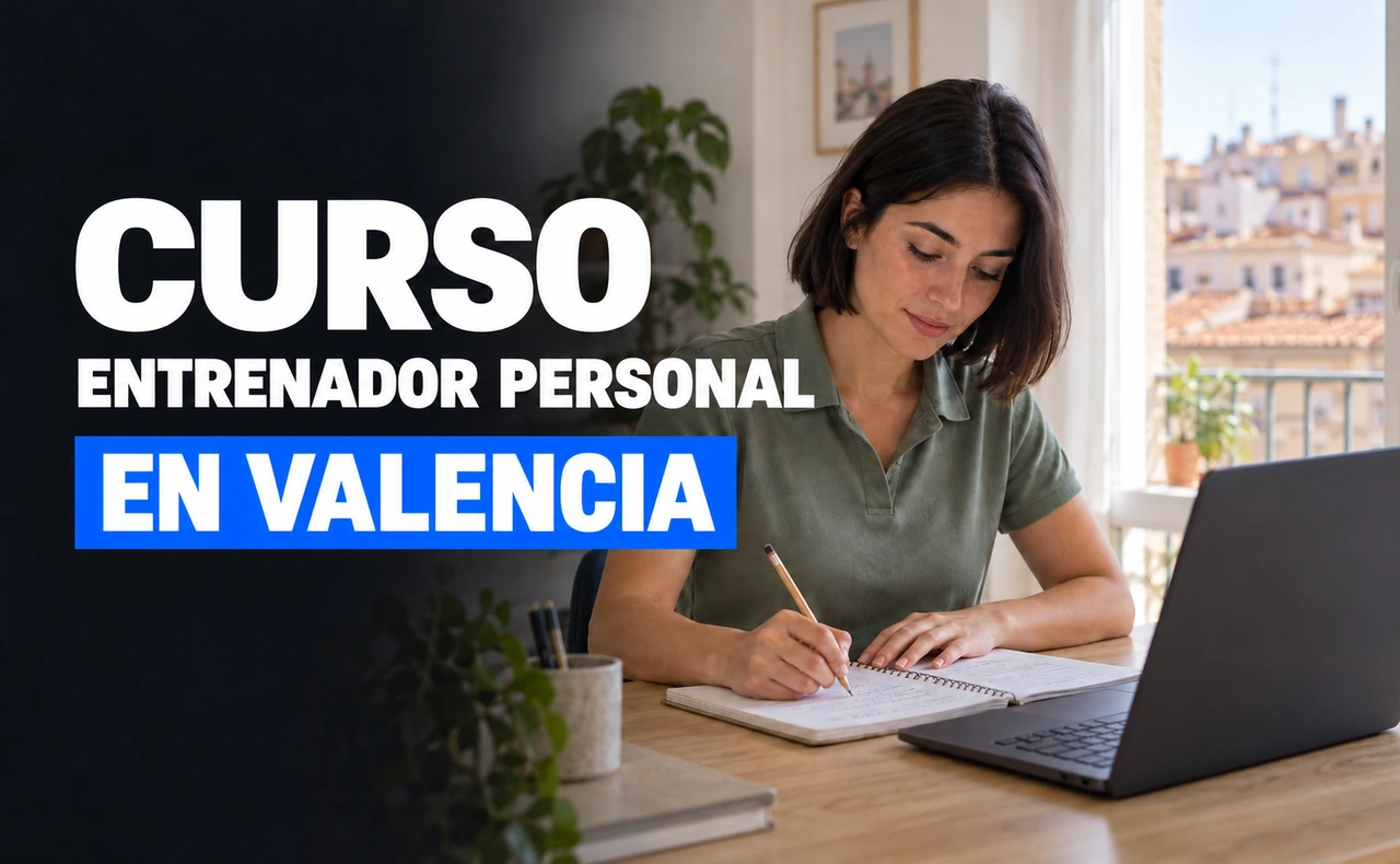Mujer estudiando con un portátil y tomando notas en un cuaderno, en una habitación iluminada por una ventana. Titular: «Curso entrenador personal en Valencia».