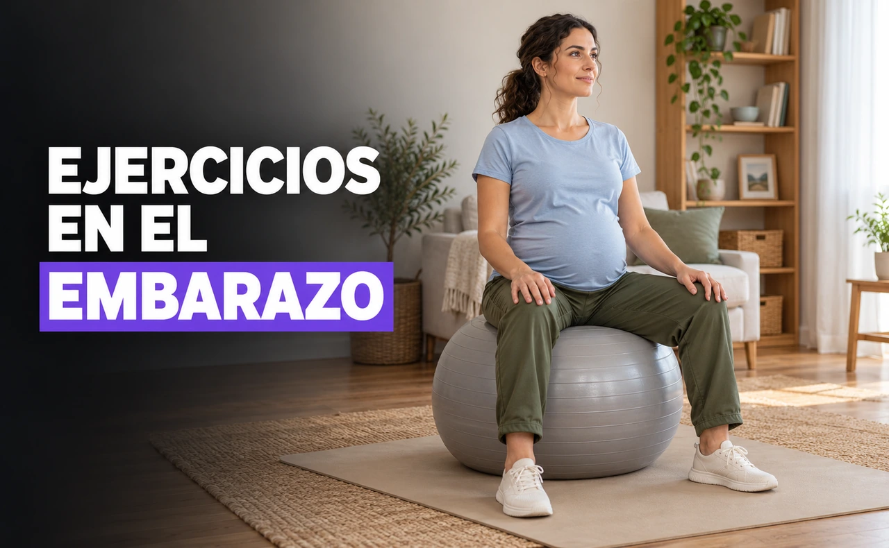Embarazada joven sentada en un fitball con ambos pies apoyados en el suelo, junto al titular «Ejercicios en el embarazo».