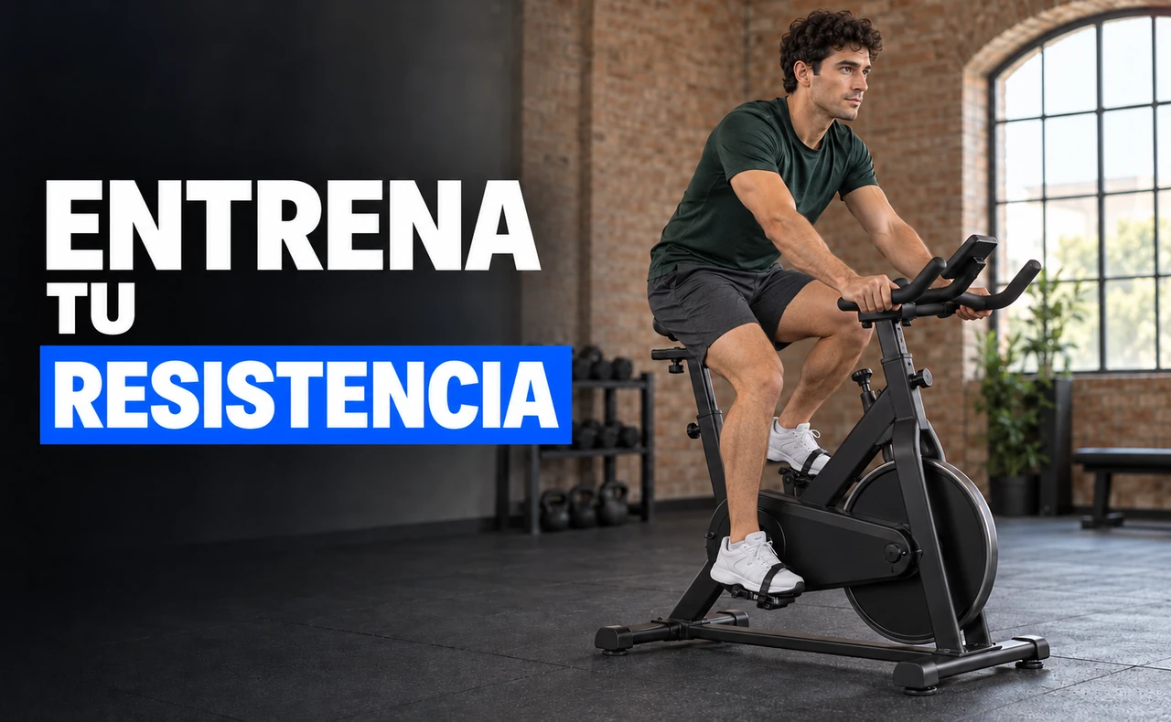Deportista joven pedaleando en una bicicleta estática en una sala de entrenamiento, con el titular «Entrena tu resistencia».