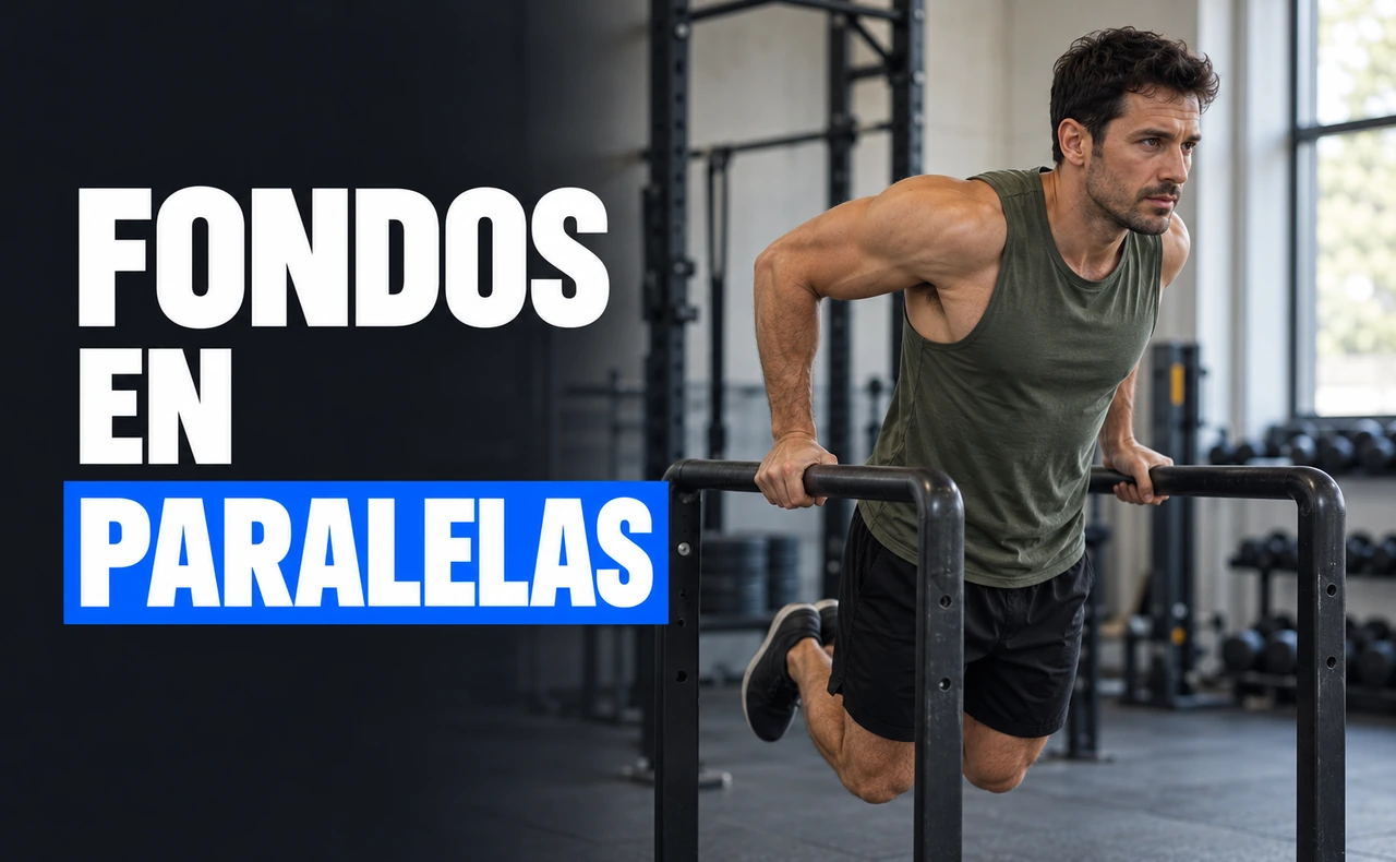 Hombre realizando fondos entre dos barras paralelas en un gimnasio, con el titular «FONDOS EN PARALELAS».