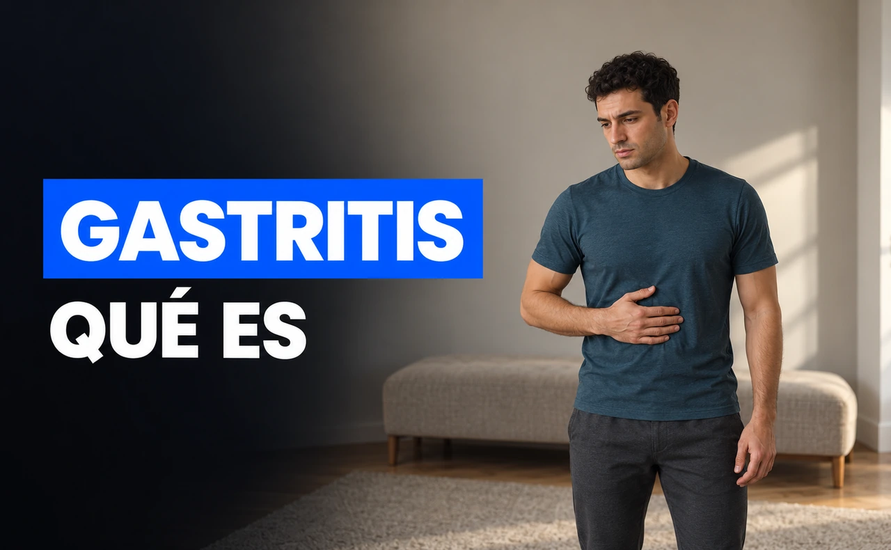 Hombre joven de pie con una mano sobre la parte superior del abdomen, junto al titular «Gastritis: qué es».