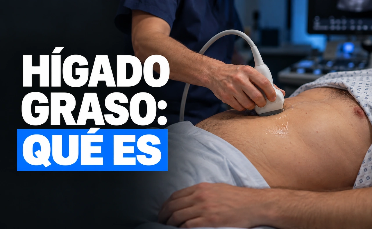 Ecografía abdominal con una sonda apoyada sobre el abdomen con el titular «HÍGADO GRASO: QUÉ ES».