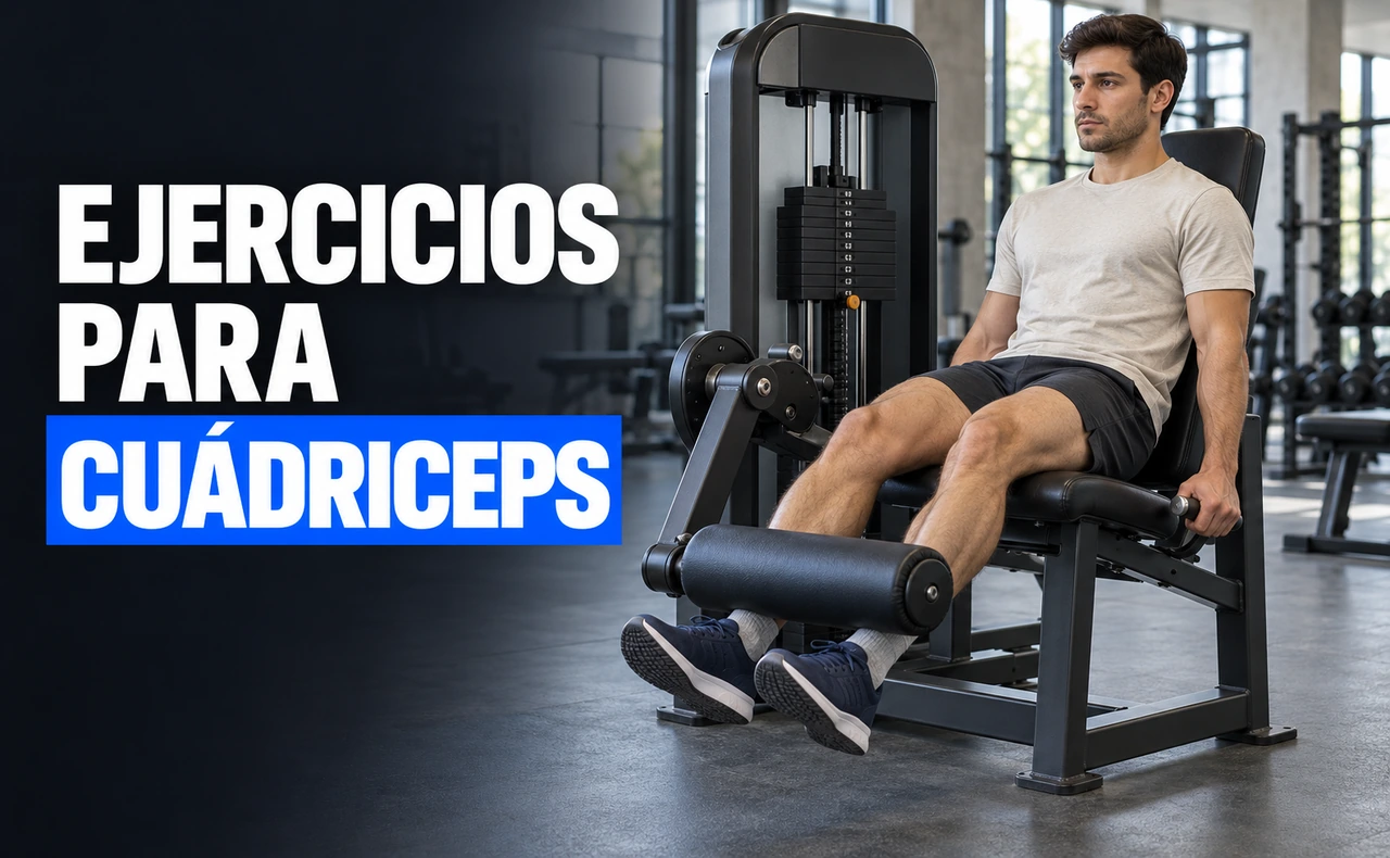 Hombre joven y atlético realizando extensiones de rodilla en una máquina, junto al titular «Ejercicios para cuádriceps».