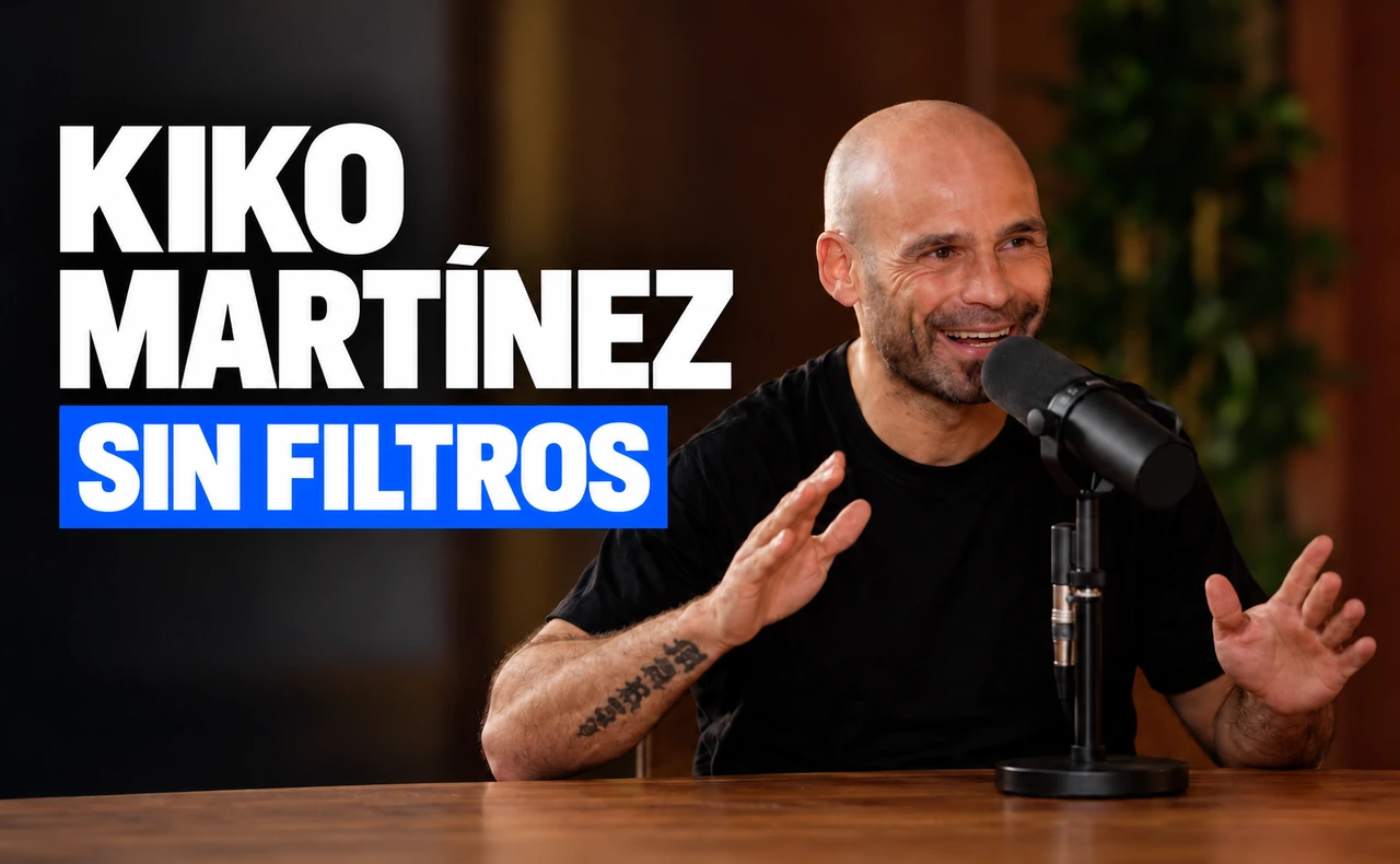 Kiko Martínez conversando ante un micrófono en el podcast de ENFAF, junto al titular «Kiko Martínez sin filtros».