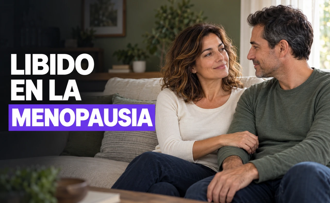 Mujer y hombre sentados en un sofá mirándose con afecto, junto al titular «Libido en la menopausia».