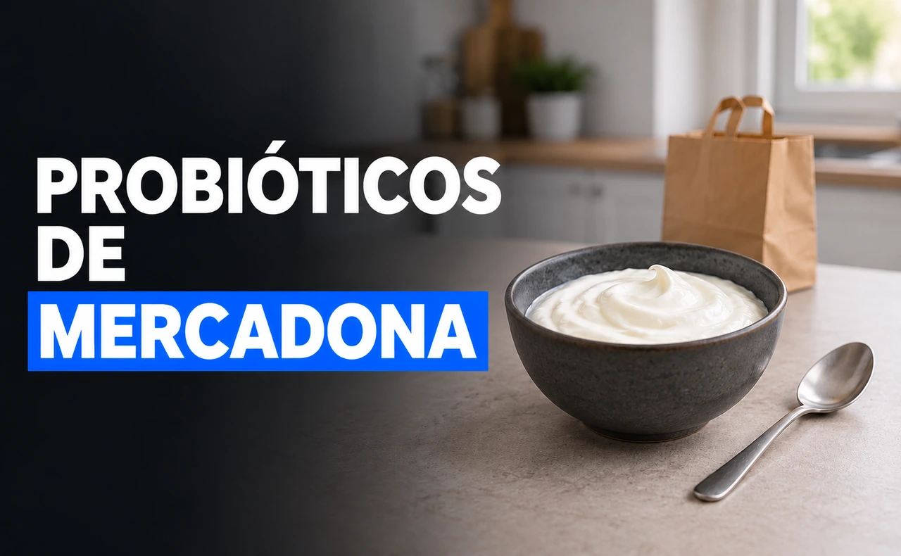 Cuenco de yogur natural y una cuchara junto a una bolsa de compra sin marca, con el titular «Probióticos de Mercadona».