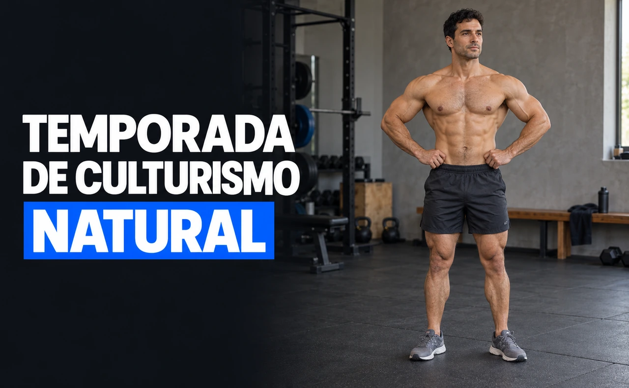 Hombre practicando una pose de culturismo con las manos en la cintura en un gimnasio. Titular: «Temporada de culturismo natural».